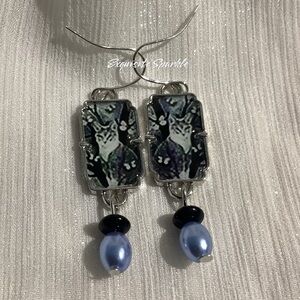 😸SilverTone Antique Style Resin Hook Drop Portrait Earrings